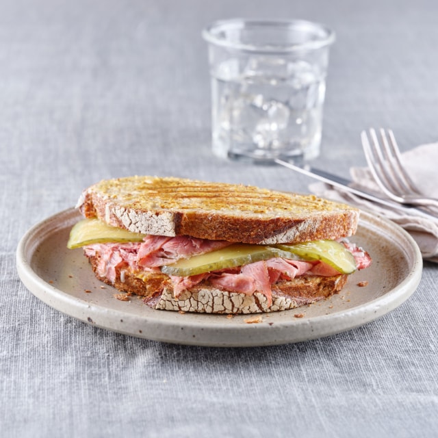 Tosti met Pastrami, mosterd en augurk